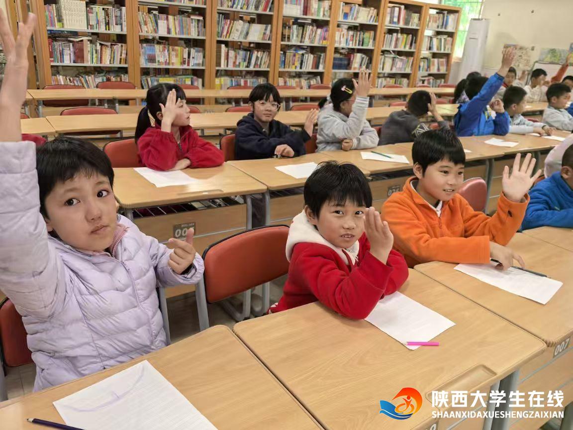 1763296446284970.jpg 小朋友们积极举手展示画作.jpg